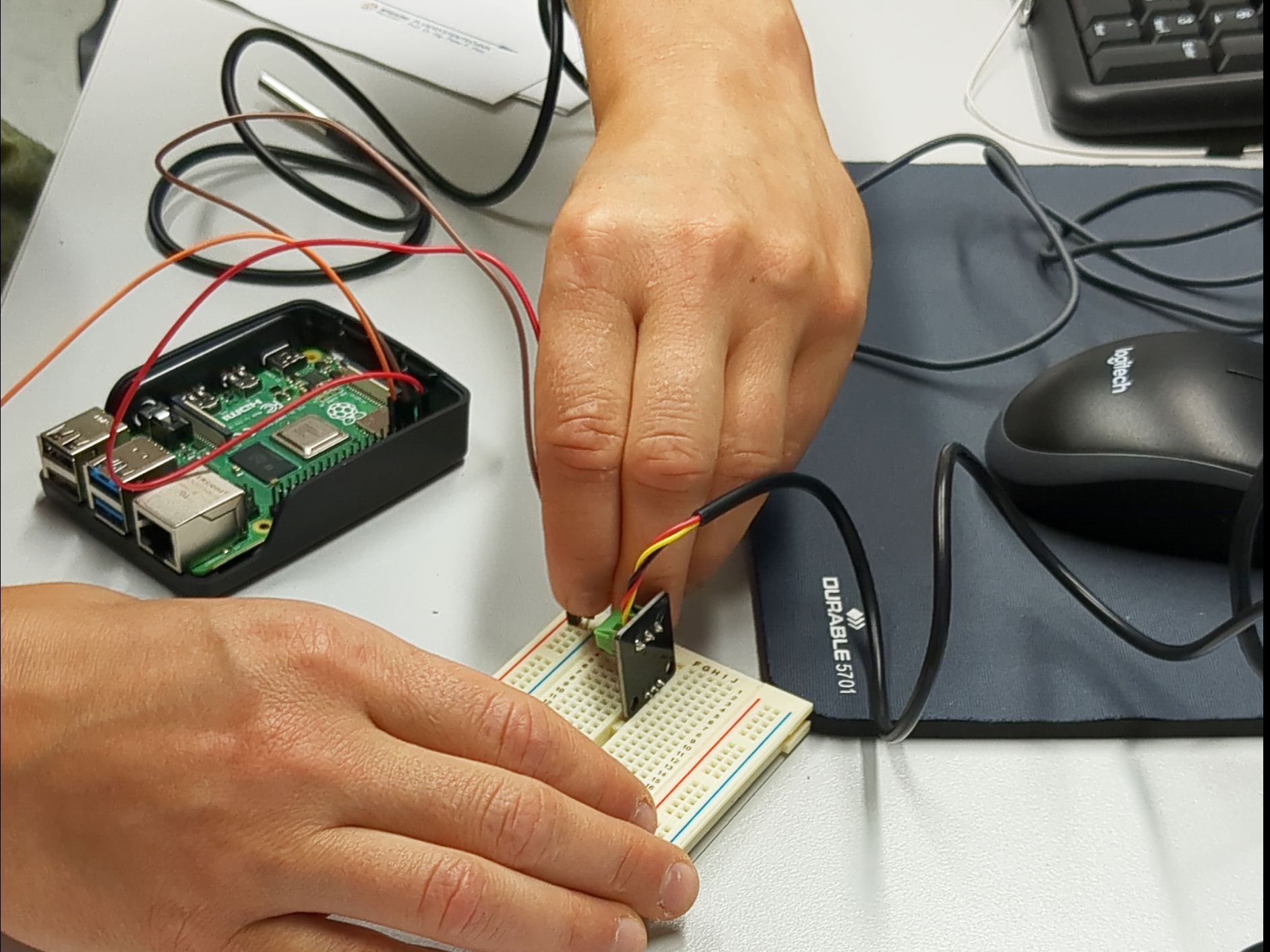 The summer school consisted of theoretical and hands-on parts. Here, a participant is setting up the experiment.