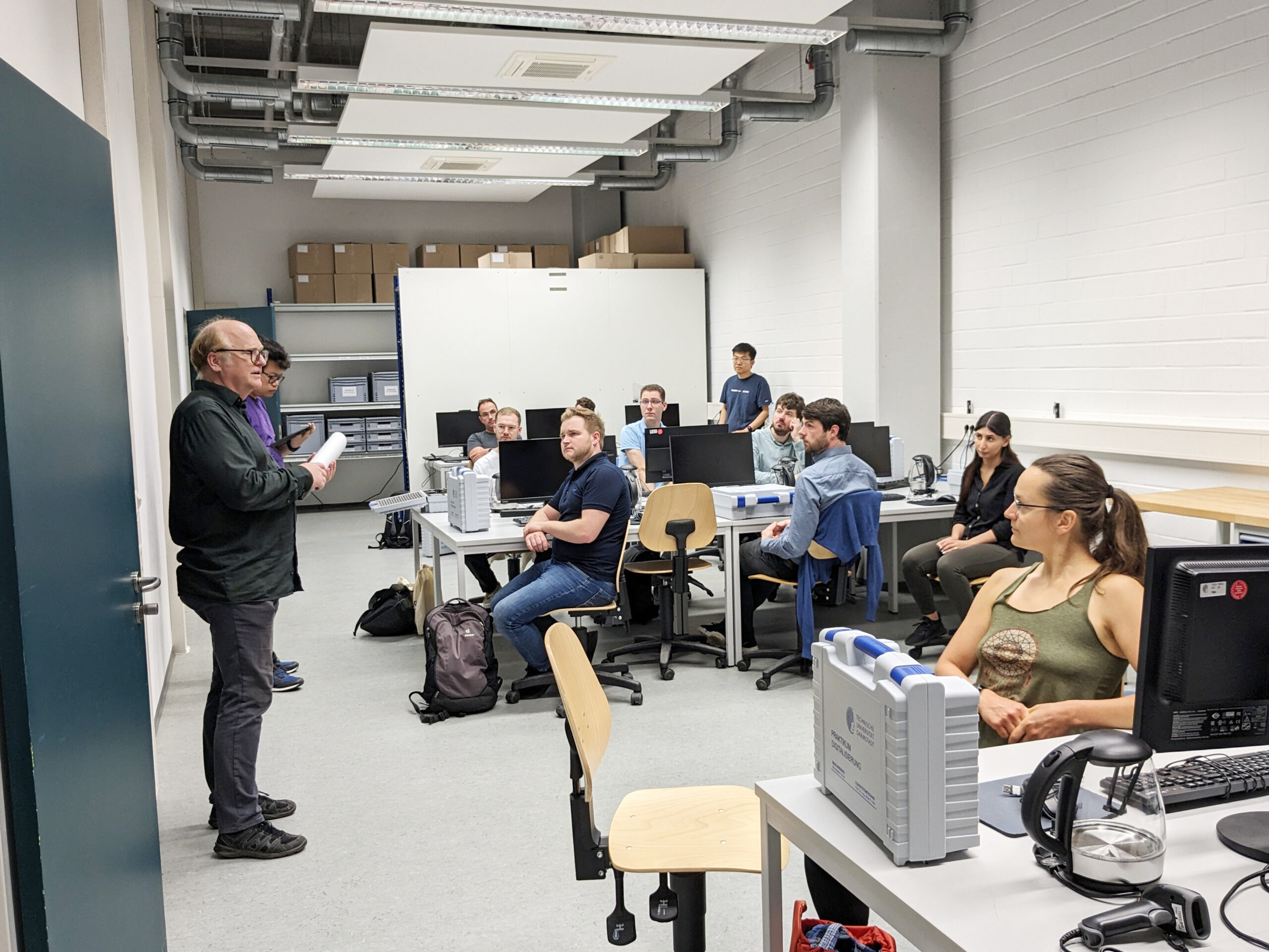 Andreas Noback (Group Lead RDM) explains the lab tasks to the participants