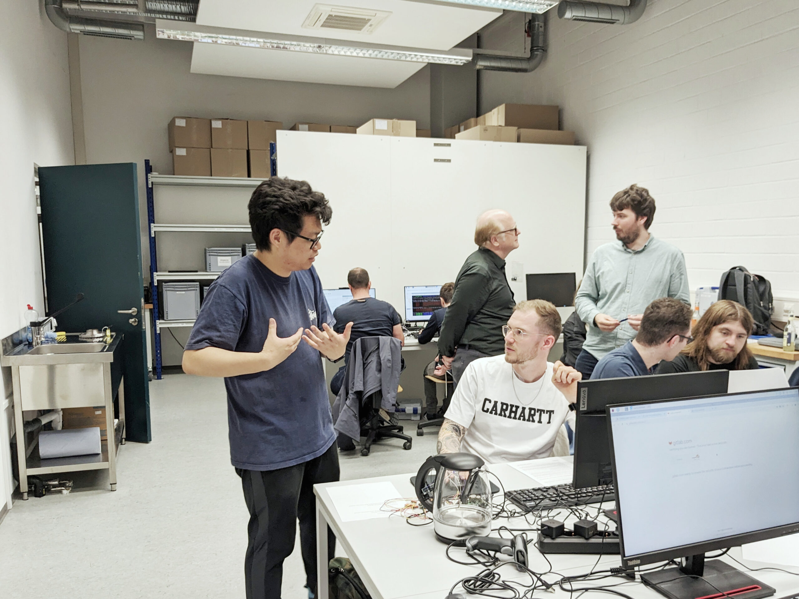 The lab work was a place for lively discussion. In the foreground, Ning Xia, a Ph.D. student at FST, dicsusses the task with a participant.